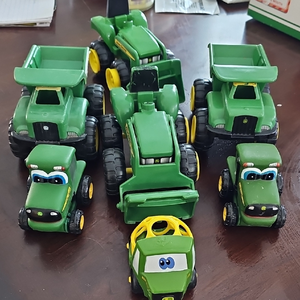 John Deer Sandbox Set Plastic Fun. All In Great Condition. 7 Pieces